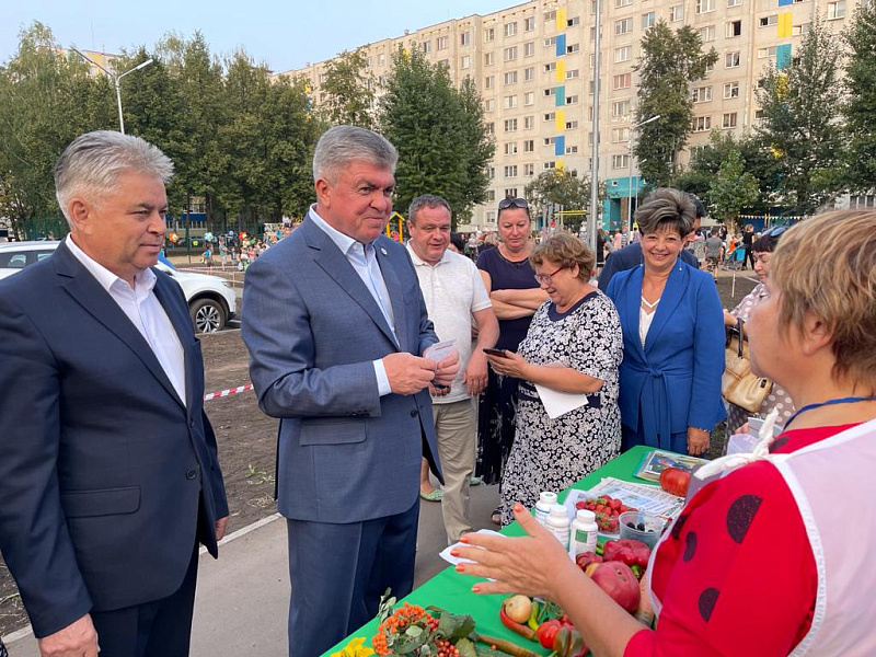 Наил Мәһдиев 27 комплекста ишегалды бәйрәмендә булды