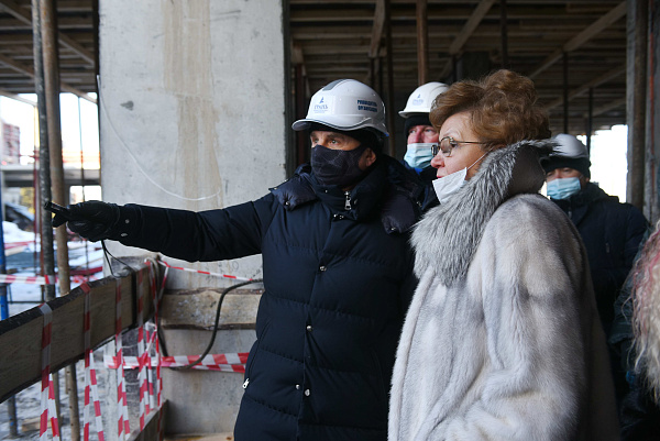 Татьяна Ларионова побывала на строительной площадке школы по проекту «Адымнар – путь к знаниям и согласию»