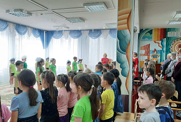 Kindergarten pupils tied ribbons in memory of the children who died