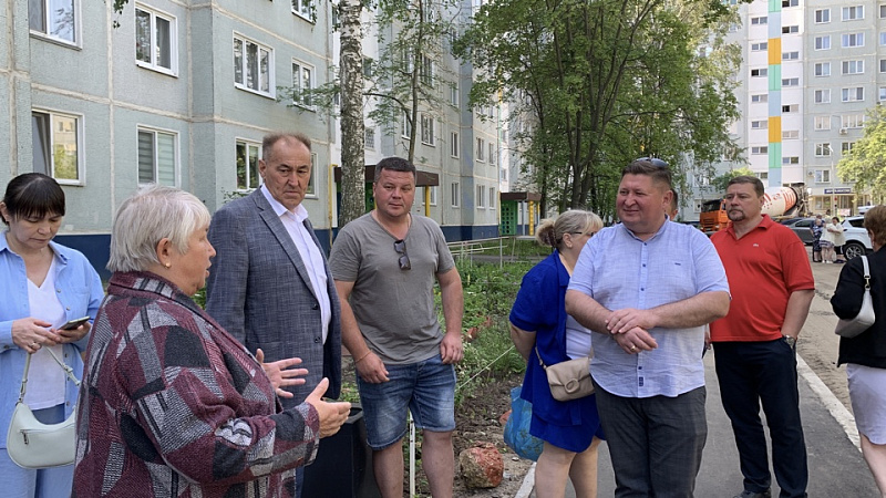 Дороги шире, парковочных мест больше: продолжается благоустройство 25-го комплекса