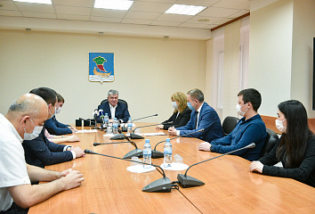 Наиль Магдеев вручил врачам ключи от квартир