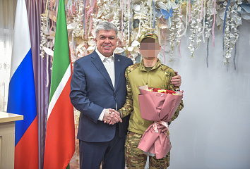 Наиль Магдеев поздравил с рождением детей две семьи военнослужащих