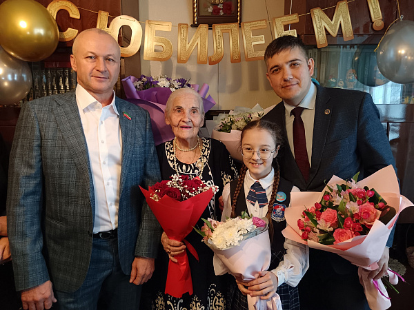 На торте цифра 100: ветеран ВОВ отметила вековой юбилей