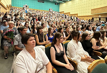 Более 800 будущих педагогов: в НГПУ состоялось вручение дипломов