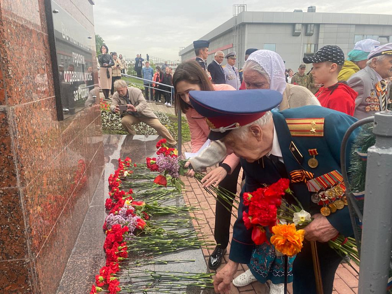 Жители Автозаводского района возложили цветы к Обелиску Славы