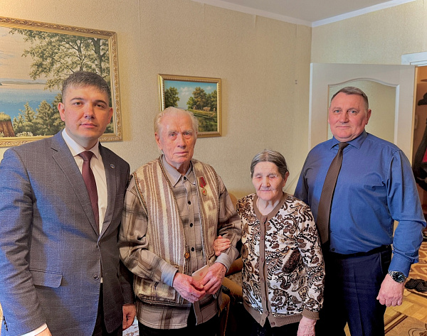 Челнинским ветеранам продолжают вручать юбилейные медали