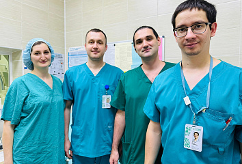 Хирурги БСМП провели редкую операцию мужчине с пораженной печенью