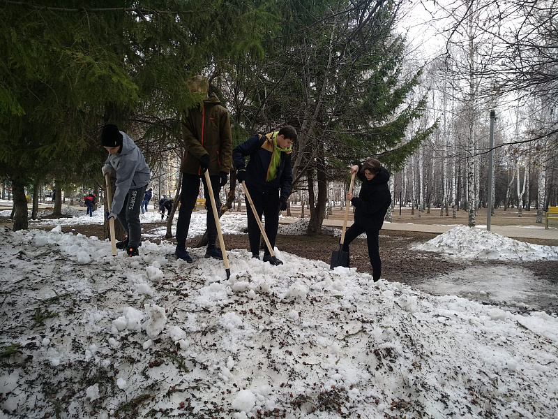 Челнинцы принимают участие в очистке городских территорий от мусора