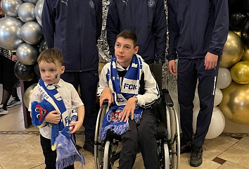 Футболисты пообщались с особенными детьми и вручили подарки