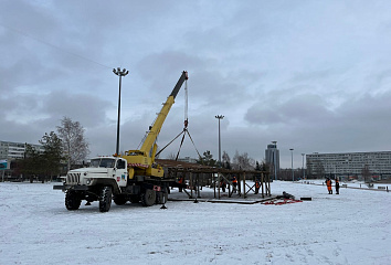 В городе начали устанавливать елки