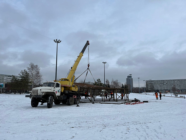 В городе начали устанавливать елки
