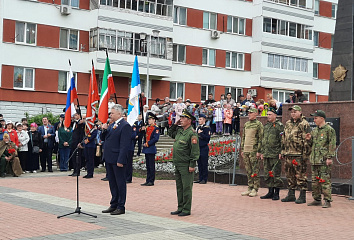 Жители Автозаводского района возложили цветы к Обелиску Славы