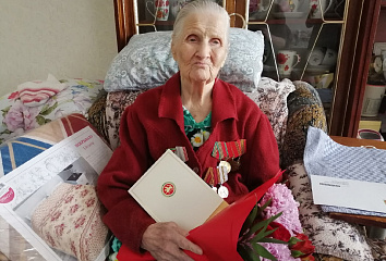 Ветеран Великой Отечественной войны принимает поздравления со 100-летним юбилеем