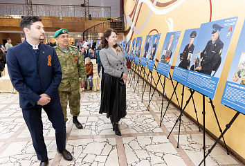 В ДК «КАМАЗ» открылась выставка «Отец героя»