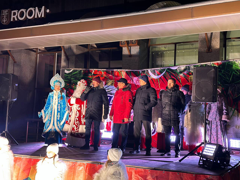 A New Year's tree was lit on Enthusiasts Boulevard