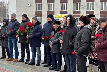 Челнинцы возложили цветы к памятнику Батенчука