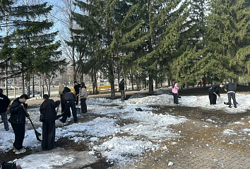 Студенты помогли благоустроить парк Победы