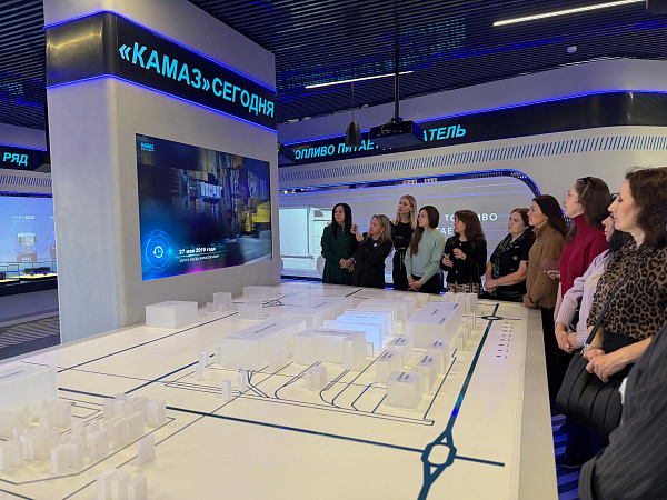 Администрация Центрального района посетила Визит-центр КАМАЗа