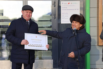 Рустам Минниханов вручил две машины скорой помощи медучреждениям Челнов