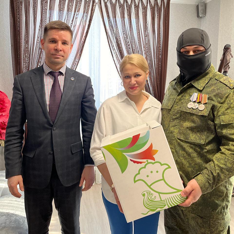 Семьи военнослужащих получают подарки от Наиля Магдеева