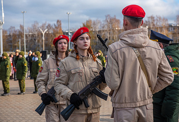 День народного единства отметили у мемориала «Родина-мать»