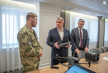 Наиль Магдеев передал квадрокоптер бойцам на СВО