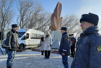 В честь Дня защитников Отечества состоялось возложение цветов