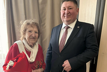 В Набережных Челнах поздравили с 95-летием труженицу тыла Галину Шалавину