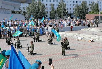 В Набережных Челнах отмечают День воздушно-десантных войск