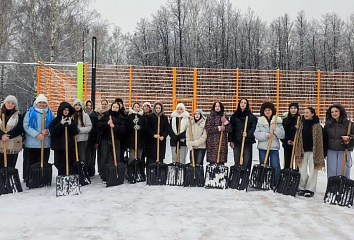 В Набережных Челнах студенты очистили от снега территорию парка «Гренада»