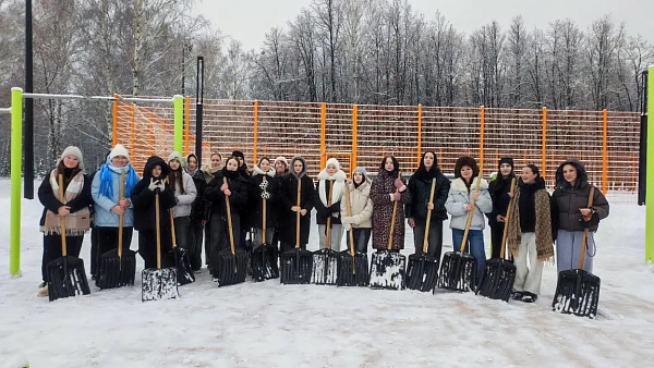 Чаллыда студентлар Гренада паркы территориясен кардан чистартты