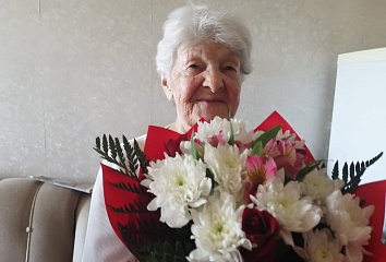 Ветеран Великой Отечественной войны принимает поздравления с 90-летним юбилеем