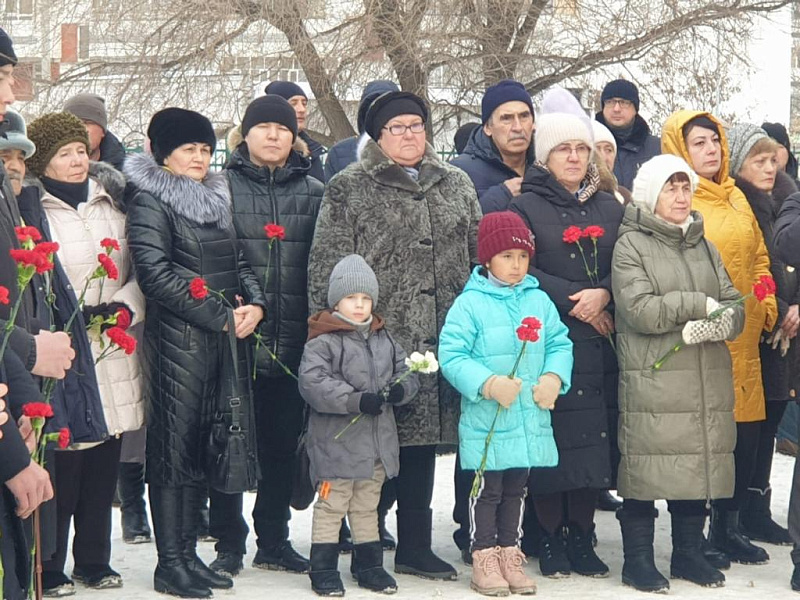 На фасаде челнинской школы установили мемориальную доску