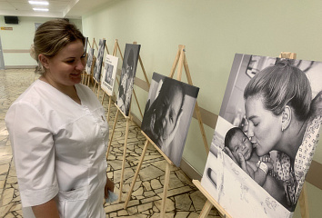 В челнинской поликлинике №7 проходит выставка «История рождения»