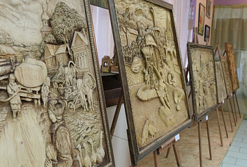 В челнинском Дворце культуры открылась выставка художественной резьбы по дереву
