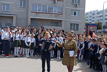 В челнинском дворе школьники спели песни для ветеранов