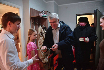 Наиль Магдеев поздравил многодетную семью Мухаметовых с наступающим праздником