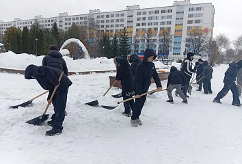 «Вместе справимся с метелью»: молодёжь Набережных Челнов приходит на помощь городу