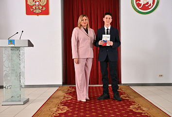 Ирина Сагидуллина вручила паспорта юным челнинцам