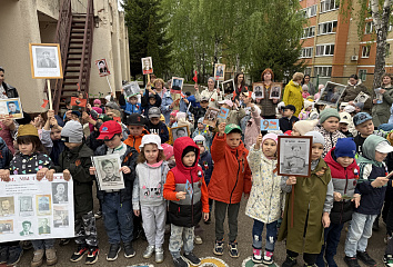 Юные челнинцы участвуют в акции «Бессмертный полк»