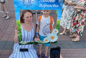 Энтузиастлар бульварында ромашкалар тарату буенча акция узды