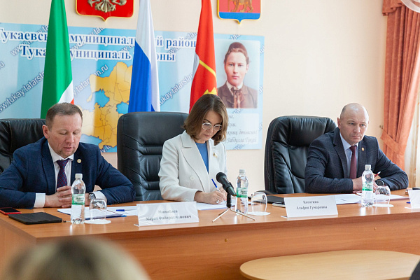 Әлфия Когогина Татарстан Республикасында социаль газлаштыру программасын гамәлгә ашыру мәсьәләләре буенча күчмә утырыш үткәрде