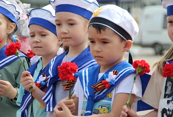 Юные челнинцы чтут подвиг ветеранов