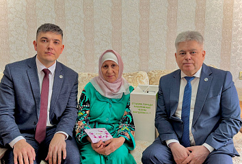 Сотрудники Исполнительного комитета вручили подарки родственникам военнослужащих