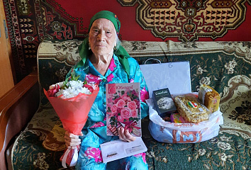 Ветеран Великой Отечественной войны, труженица тыла принимает поздравления