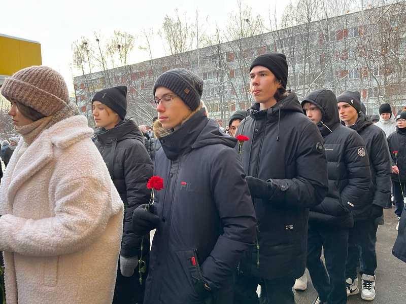 В челнинской школе появилась мемориальная табличка