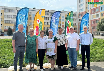 Добрая традиция Набережных Челнов: жители накрыли стол для строителей