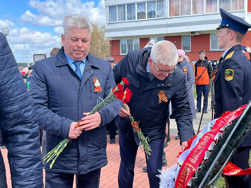В Автозаводском районе возложили венки к Обелиску Славы