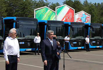 Наил Мәһдиев "Горкоммунхоз"га яңа автобуслар тапшырды