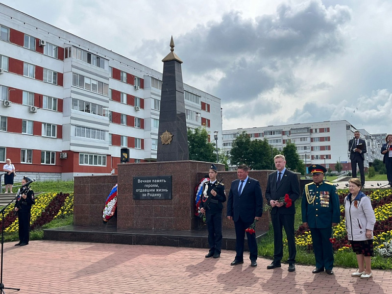 Красные гвоздики, почетный караул: в Набережных Челнах провели памятное мероприятие